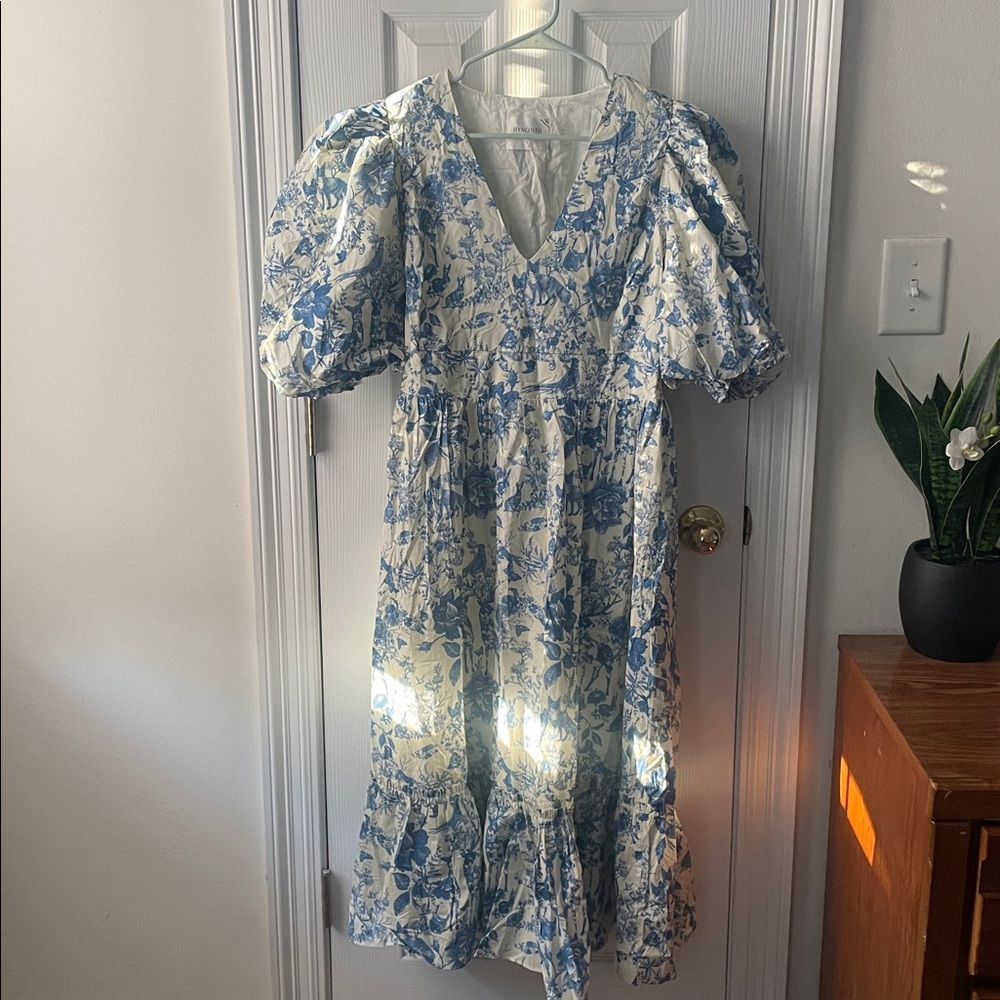 Tuckernuck Blue and White Floral Puff-Sleeve Midi Dress with V-Neck - Picture 5 of 16